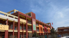 向辛勤耕作正在村落教育一线的教员们